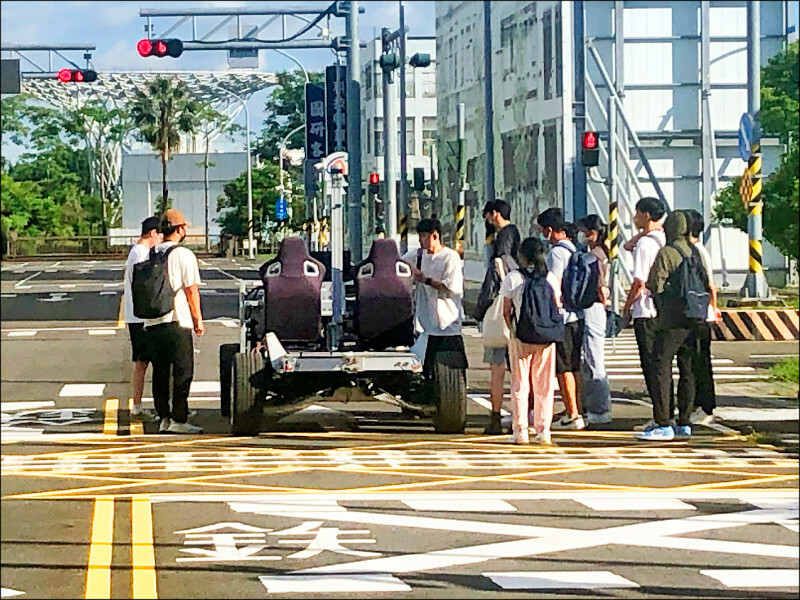 國內產學研界進行相關技術的場域封閉式測試，圖為成大團隊師生現場操作