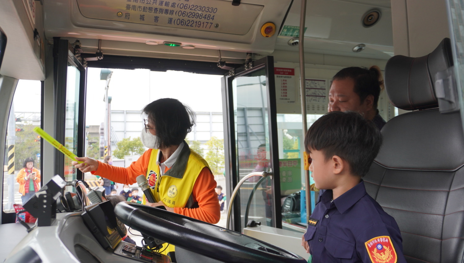 讓學童實際乘坐在駕駛位置體驗大型車視線死角